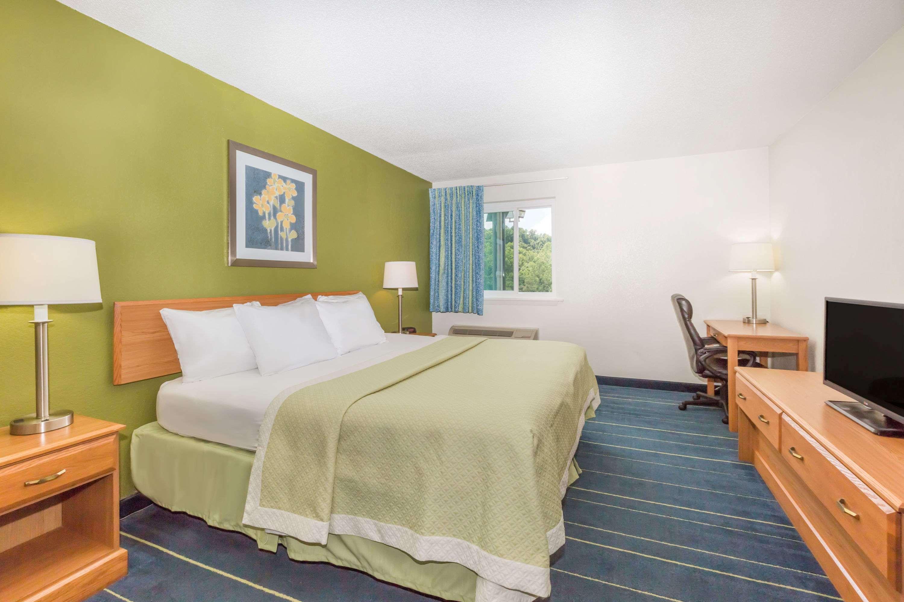 Days Inn & Suites By Wyndham Bridgeport - Clarksburg Zewnętrze zdjęcie