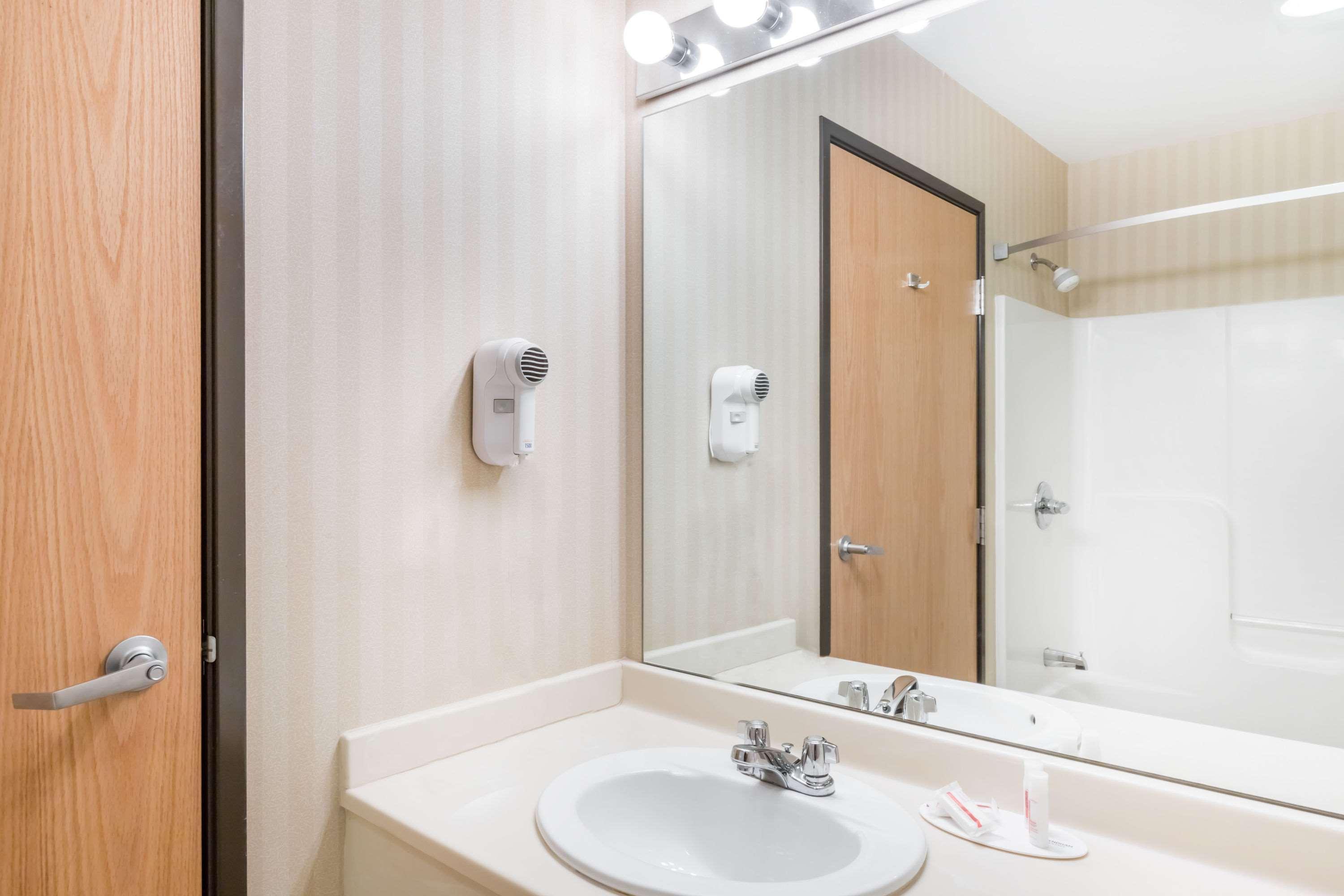 Days Inn & Suites By Wyndham Bridgeport - Clarksburg Zewnętrze zdjęcie