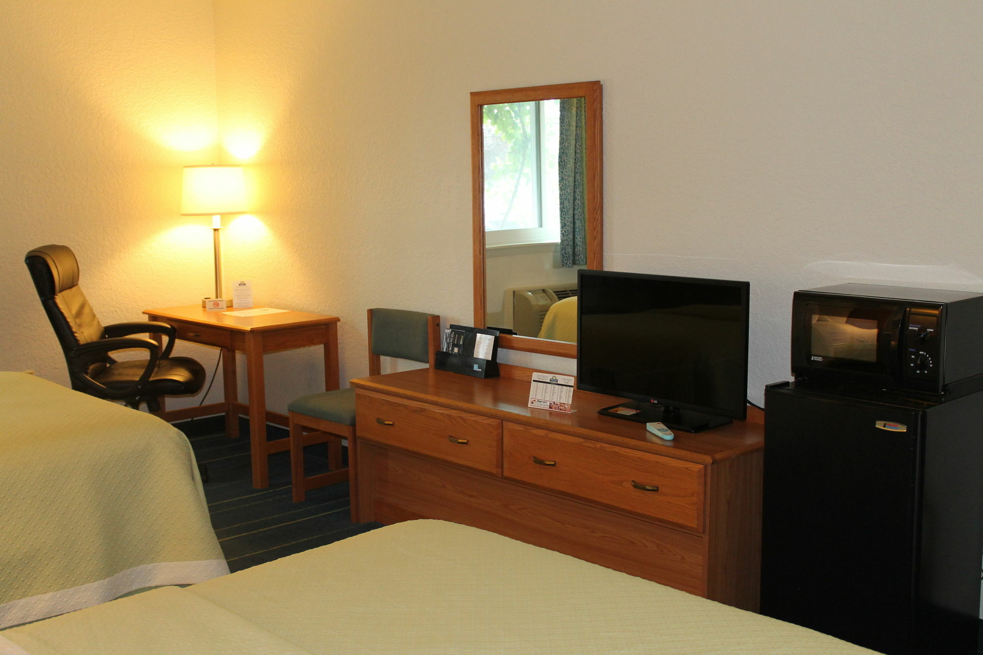Days Inn & Suites By Wyndham Bridgeport - Clarksburg Zewnętrze zdjęcie