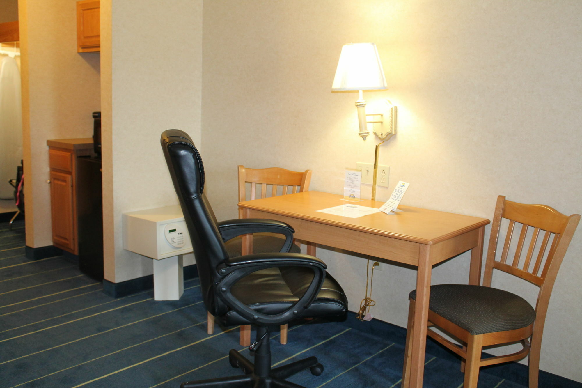 Days Inn & Suites By Wyndham Bridgeport - Clarksburg Zewnętrze zdjęcie